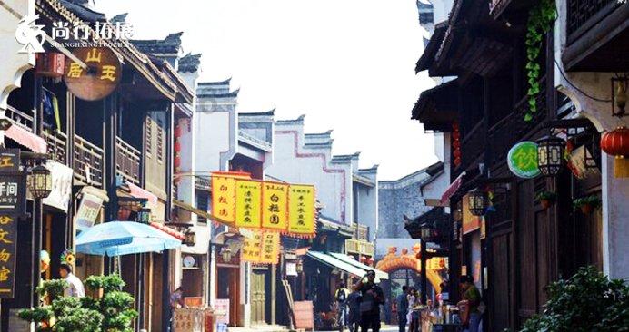 宋慧乔现身巴黎时装周 驾驭叛逆红丝造型清冷优雅