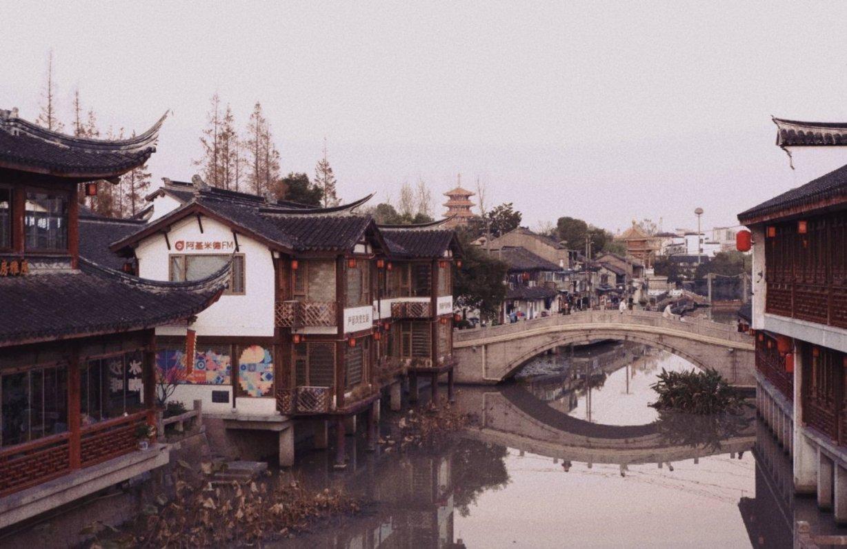 我国首座“四高”特长公路隧道全线贯通